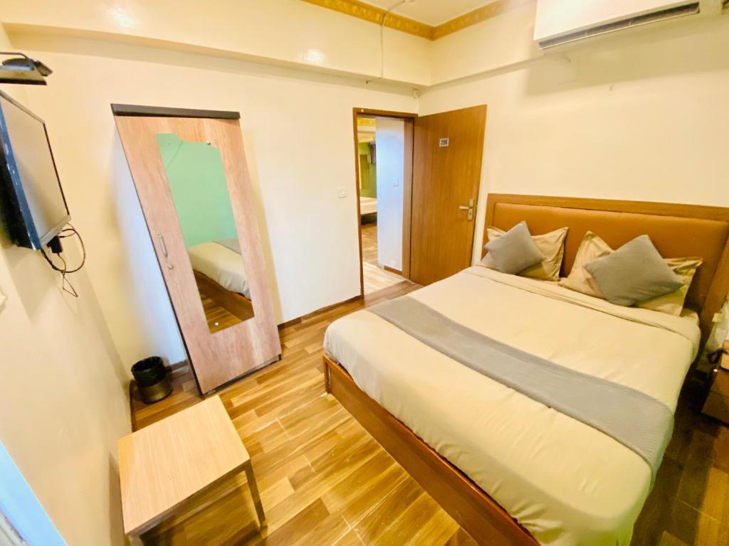 Postel nebo postele na pokoji v ubytování Hotel ABC Satellite Prahlad Nagar