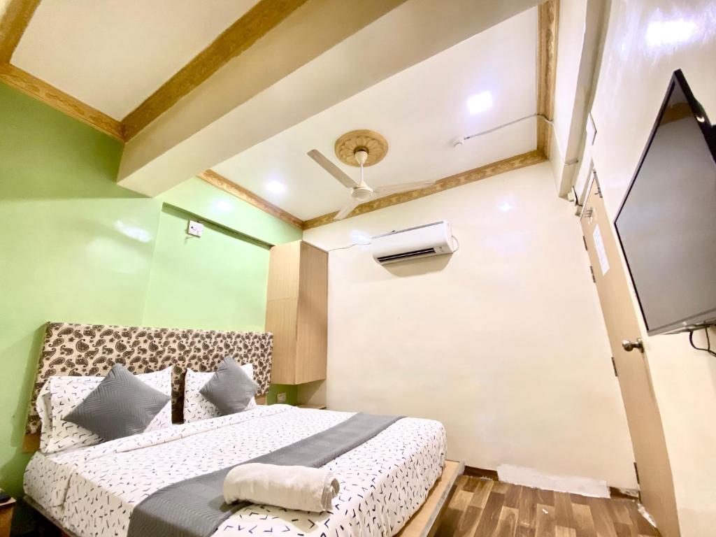 Postel nebo postele na pokoji v ubytování Hotel ABC Satellite Prahlad Nagar