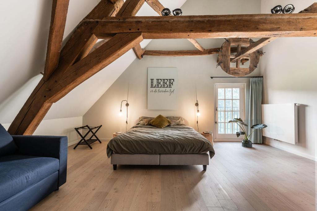 Postel nebo postele na pokoji v ubytování Beddermolen - Molenhuis op historisch erfgoeddomein