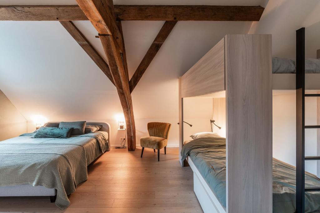 Postel nebo postele na pokoji v ubytování Beddermolen - Molenhuis op historisch erfgoeddomein