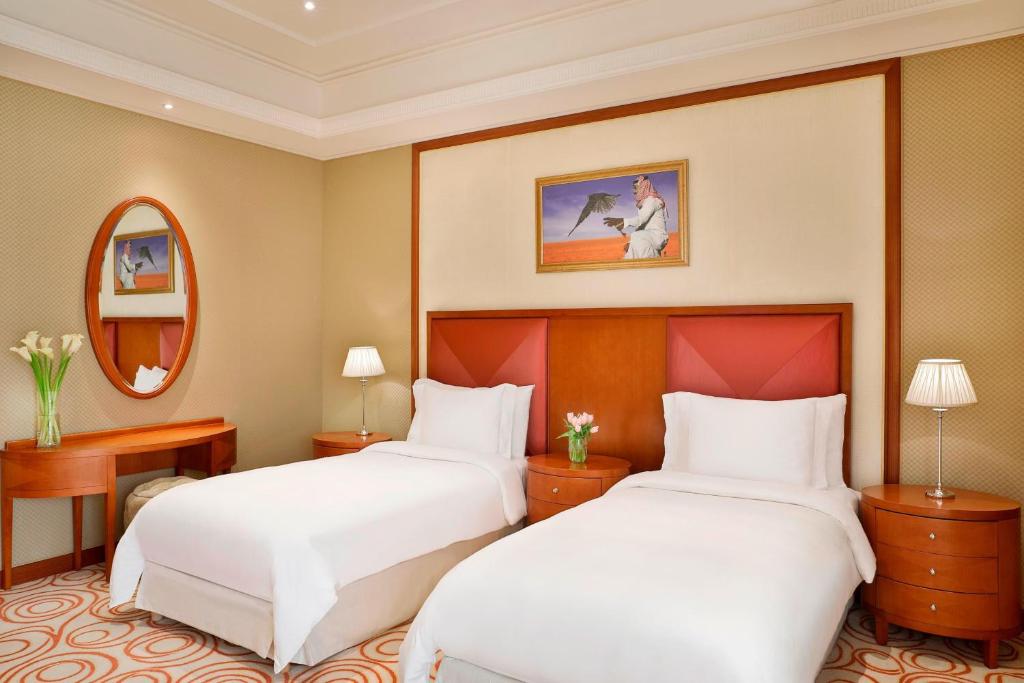 Postel nebo postele na pokoji v ubytování The Ritz-Carlton, Riyadh