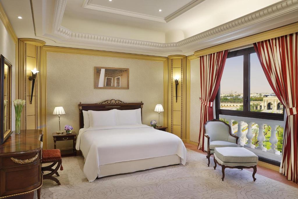 Postel nebo postele na pokoji v ubytování The Ritz-Carlton, Riyadh
