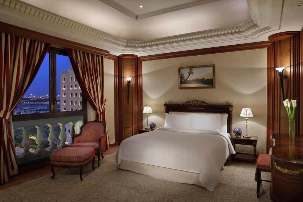 Postel nebo postele na pokoji v ubytování The Ritz-Carlton, Riyadh