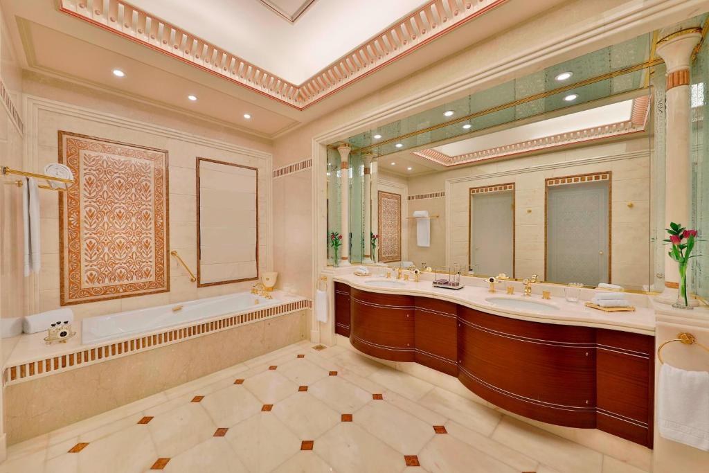 Koupelna v ubytování The Ritz-Carlton, Riyadh