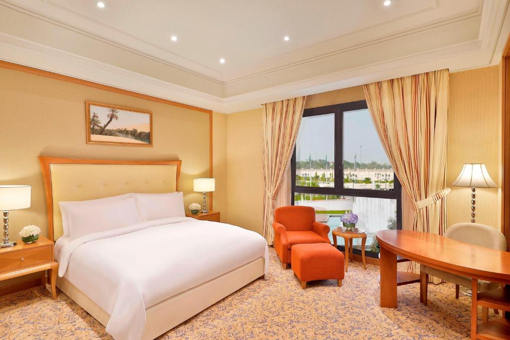 Postel nebo postele na pokoji v ubytování The Ritz-Carlton, Riyadh