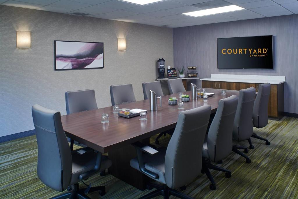 Courtyard by Marriott Indianapolis Castleton photo