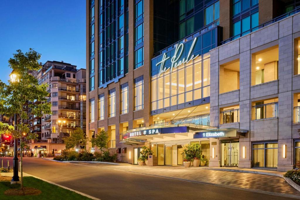 un edificio en una calle en una ciudad por la noche en The Pearle Hotel &amp; Spa, Autograph Collection, en Burlington