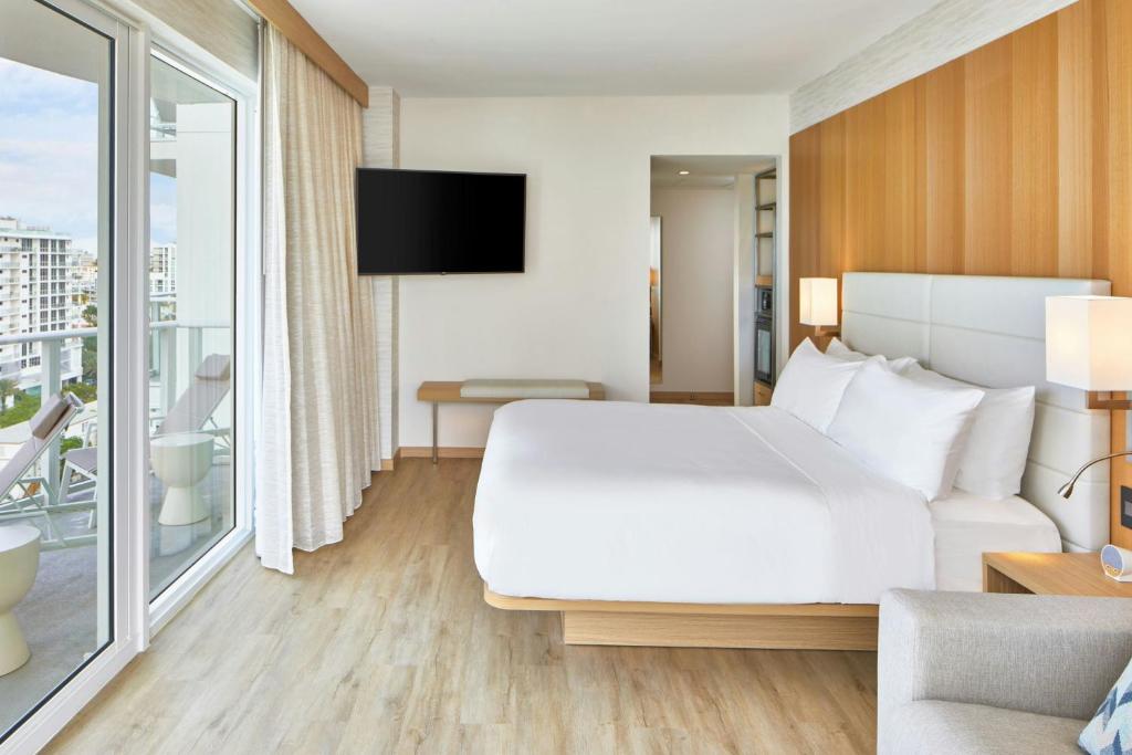 AC Hotel by Marriott Fort Lauderdale Beach - Sala Rei Com Varanda E Sofá -cama Envolvente