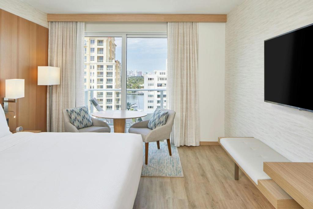 AC Hotel by Marriott Fort Lauderdale Beach - Guest Room With King Bed, Coast View And Balcony