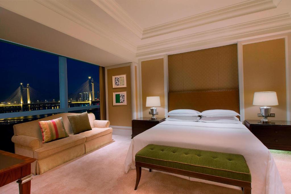 Postel nebo postele na pokoji v ubytování Sheraton Fuzhou Hotel