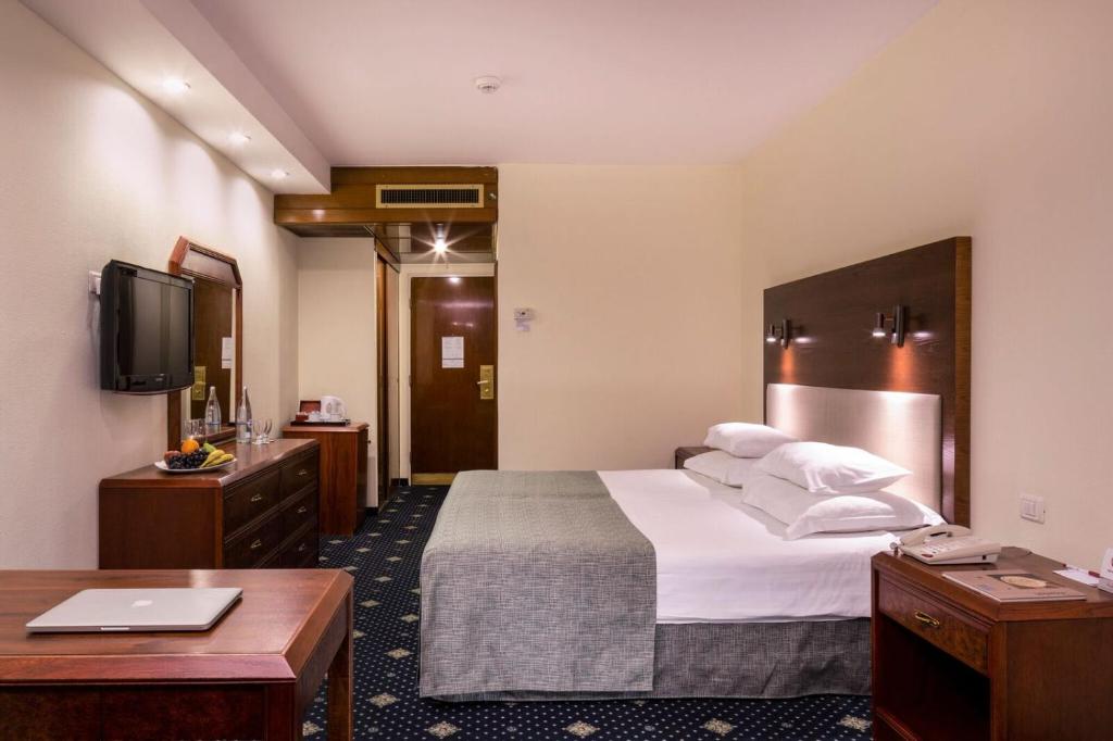 Postel nebo postele na pokoji v ubytování Ramada Jerusalem Hotel