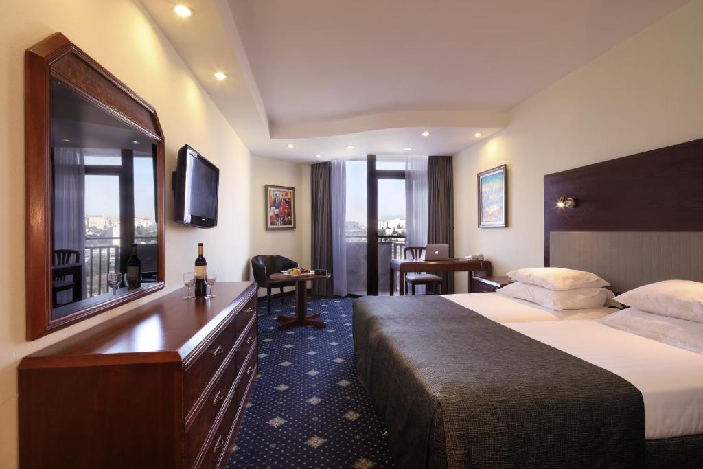 Postel nebo postele na pokoji v ubytování Ramada Jerusalem Hotel
