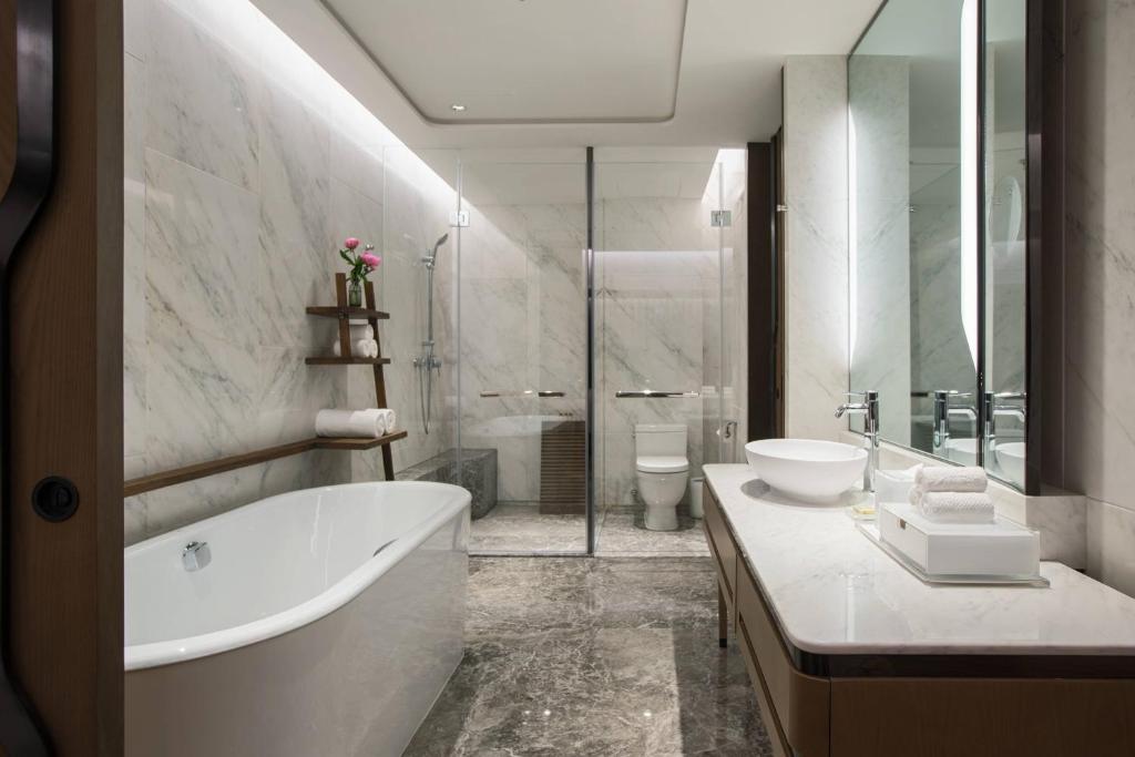 Renaissance Xi'an Hotelにあるバスルーム