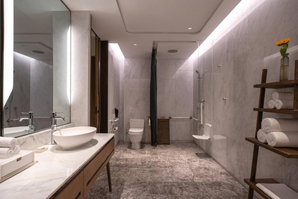 Renaissance Xi'an Hotelにあるバスルーム