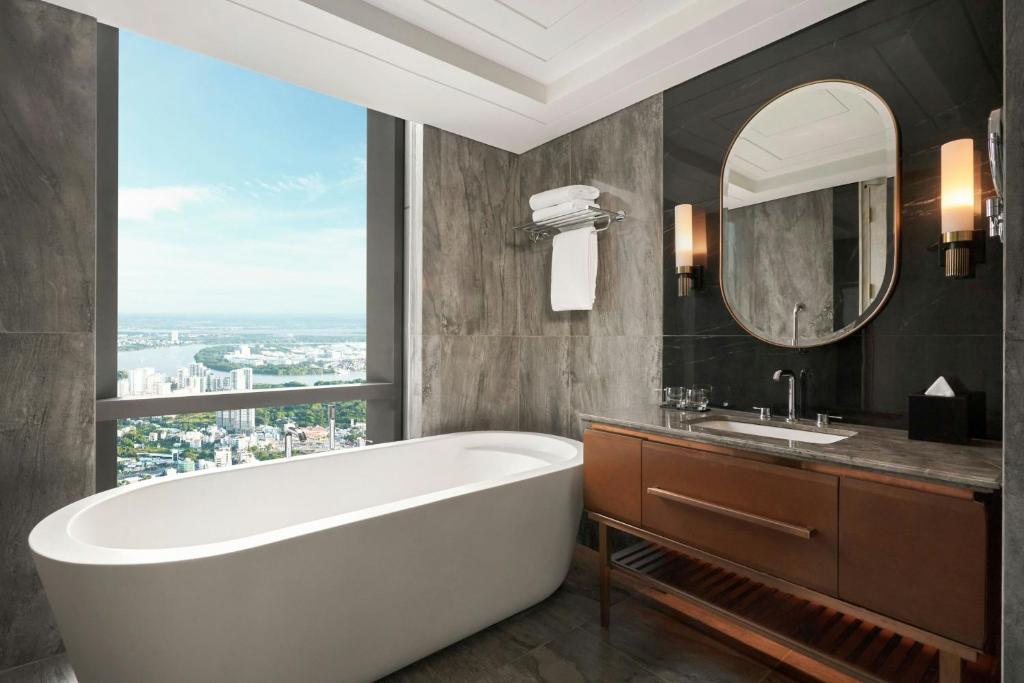 Suite Landmark Giường Cỡ King Với Tầm Nhìn Toàn Cảnh - Quyền Sử Dụng Club Lounge