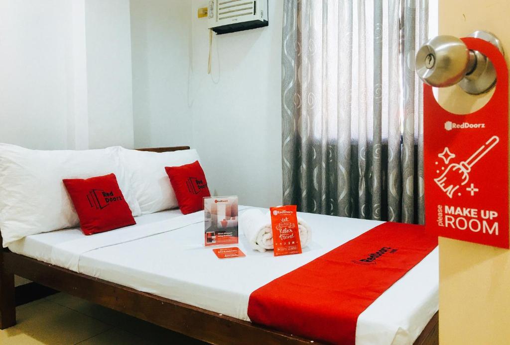 Postel nebo postele na pokoji v ubytování RedDoorz @ El Cuarto SRP Talisay