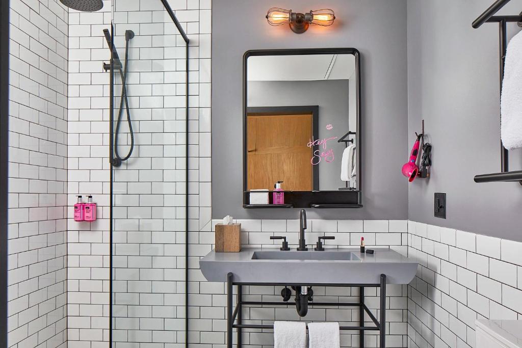 MOXY Minneapolis Uptown photo