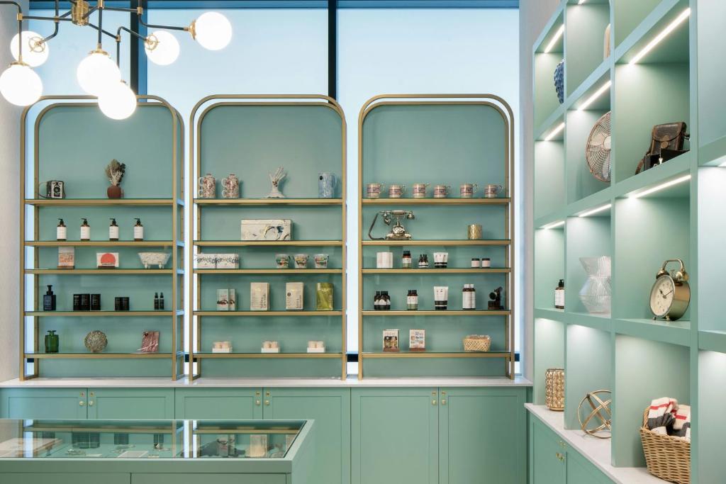 モントリオールにあるHONEYROSE Hotel, Montreal, a Tribute Portfolio Hotelの青いキャビネットと花瓶棚が備わるお部屋