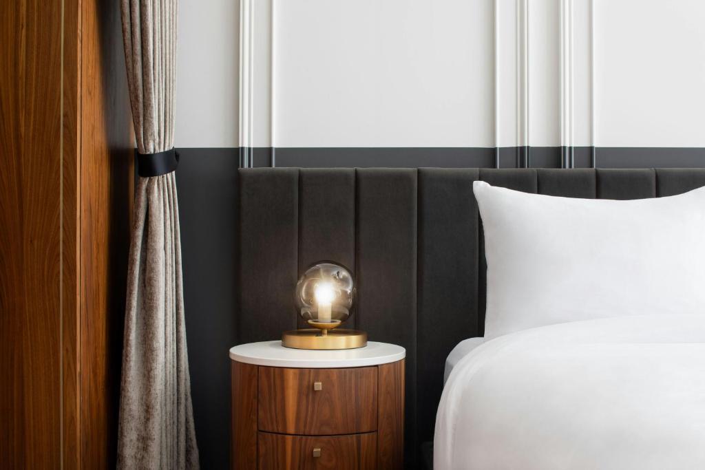HONEYROSE Hotel, Montreal, a Tribute Portfolio Hotelにあるベッド