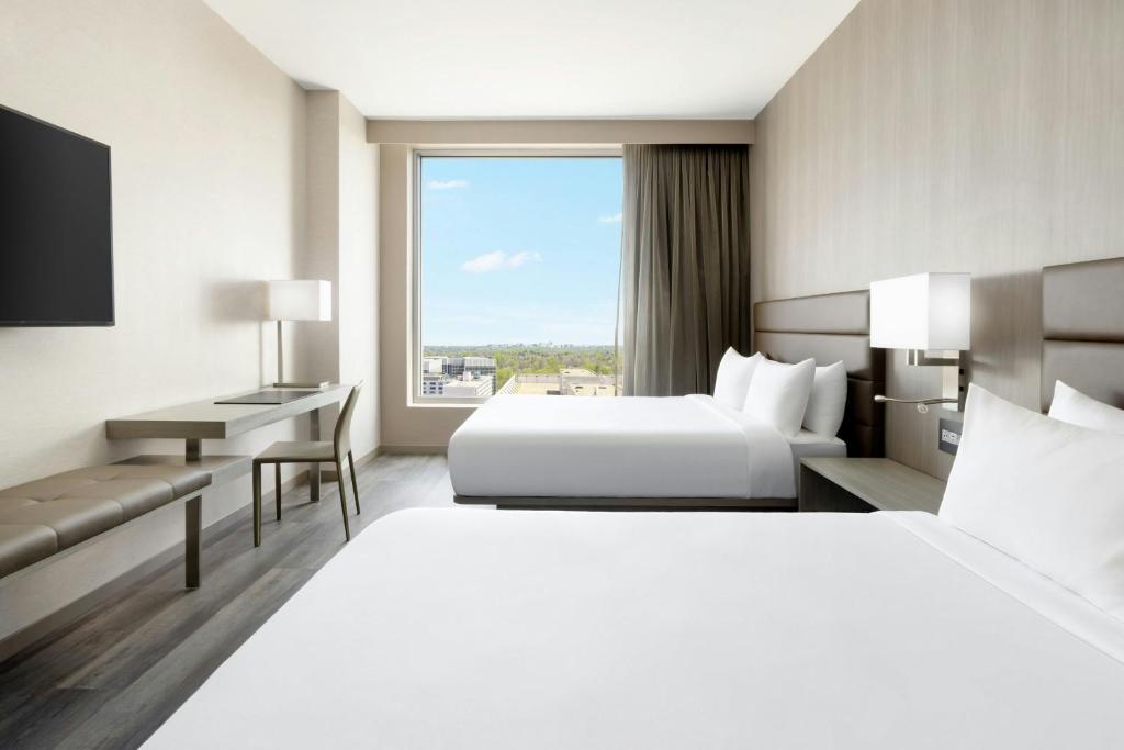 Postel nebo postele na pokoji v ubytování AC Hotel by Marriott Bethesda Downtown