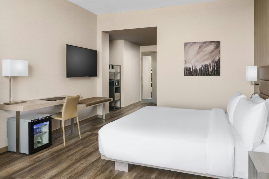 Postel nebo postele na pokoji v ubytování AC Hotel by Marriott Bethesda Downtown