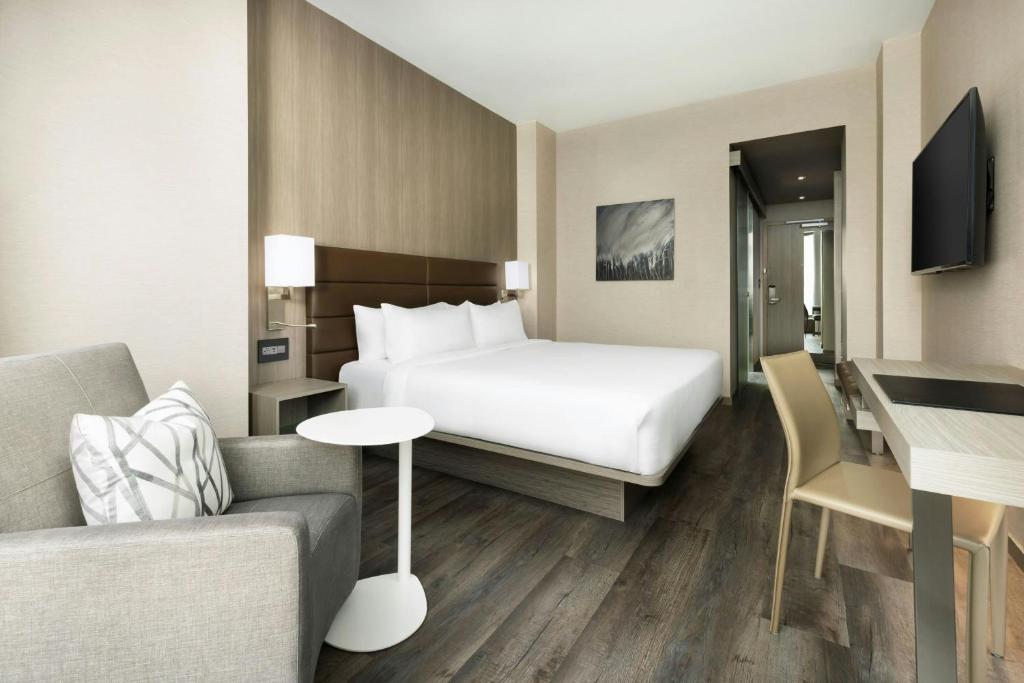 TV a/nebo společenská místnost v ubytování AC Hotel by Marriott Bethesda Downtown
