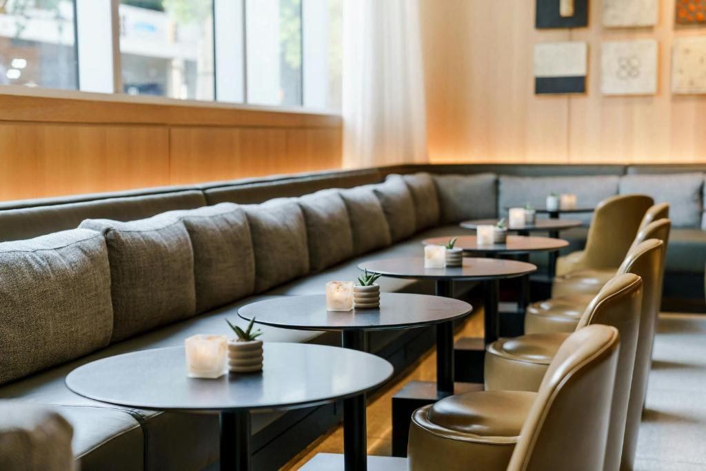 Posezení v ubytování AC Hotel by Marriott Bethesda Downtown