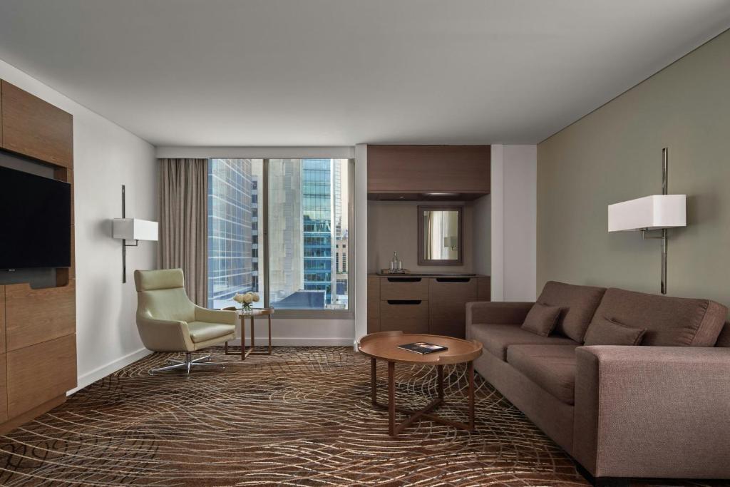 TV a/nebo společenská místnost v ubytování Melbourne Marriott Hotel