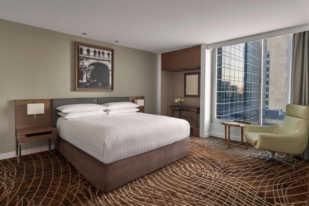 Postel nebo postele na pokoji v ubytování Melbourne Marriott Hotel