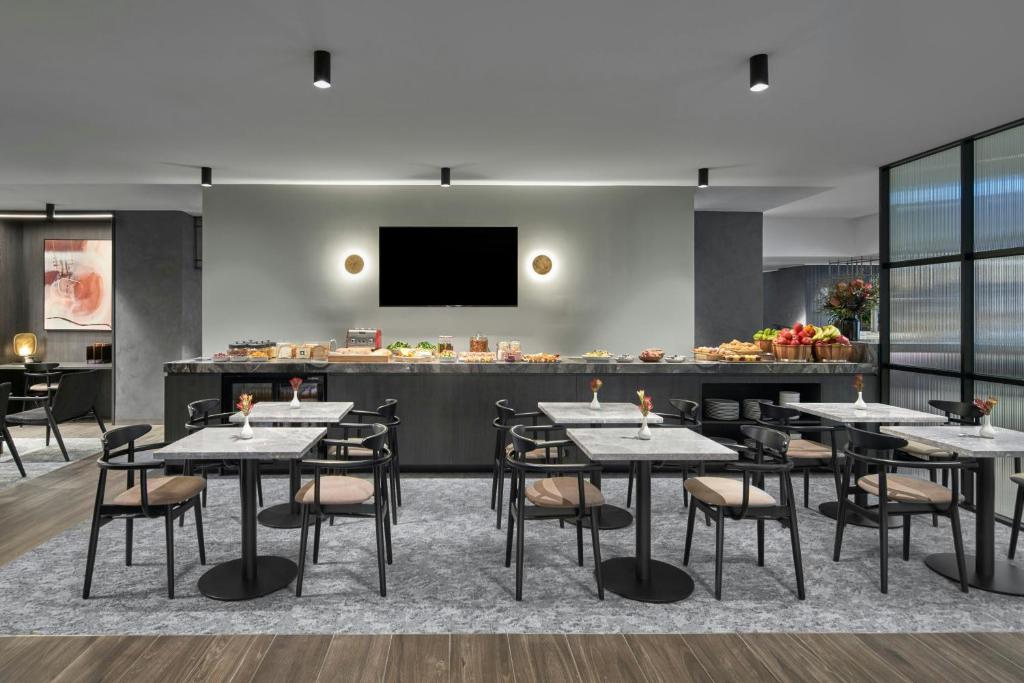 TV a/nebo společenská místnost v ubytování Melbourne Marriott Hotel