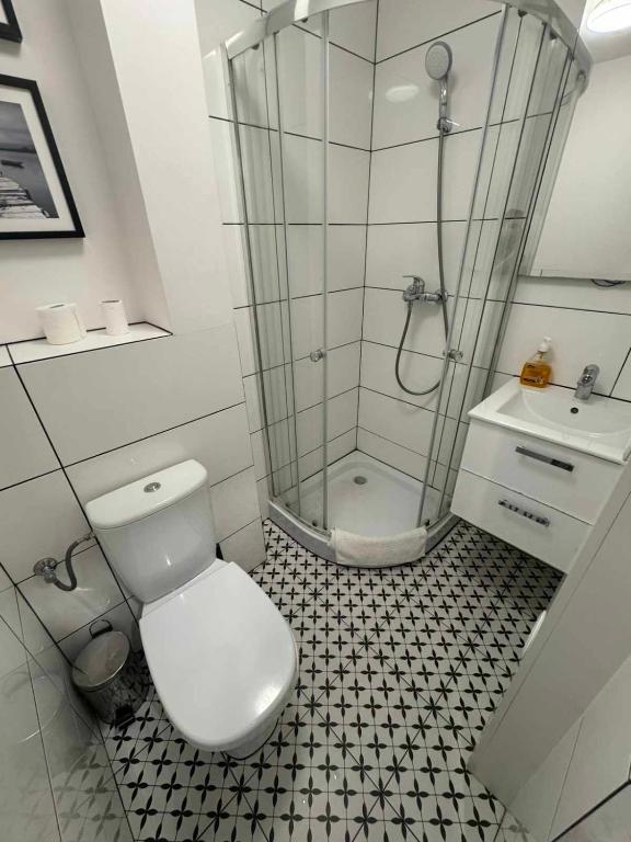 Kúpeľňa v ubytovaní UnitApartament Warszawa Centrum Room in Apartment by Metro Rondo ONZ Super wygodne noclegi zapraszamy