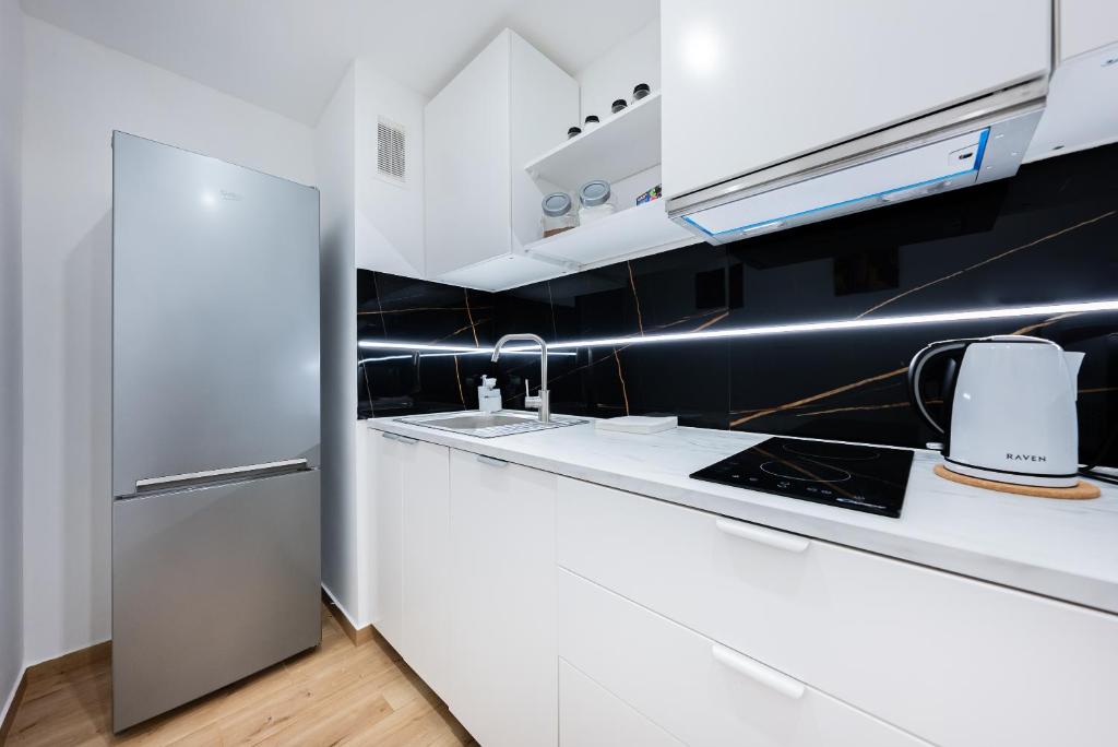 Kuchyňa alebo kuchynka v ubytovaní UnitApartament Warszawa Centrum Room in Apartment by Metro Rondo ONZ Super wygodne noclegi zapraszamy