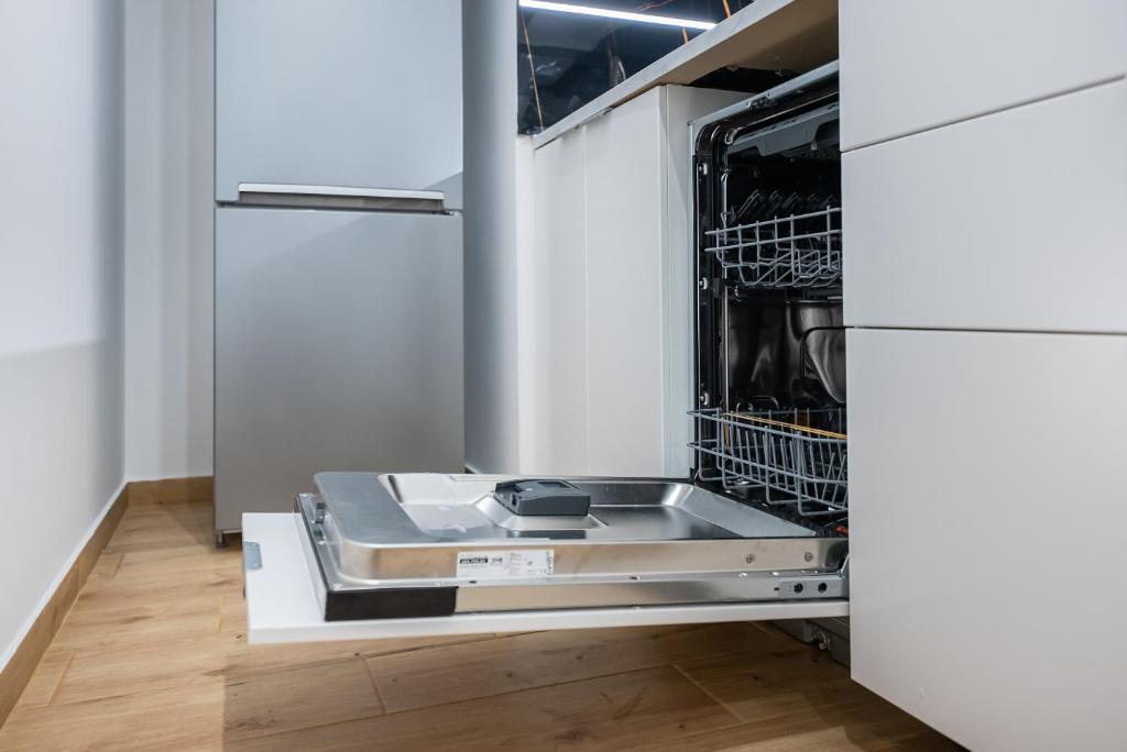 Kuchyňa alebo kuchynka v ubytovaní UnitApartament Warszawa Centrum Room in Apartment by Metro Rondo ONZ Super wygodne noclegi zapraszamy