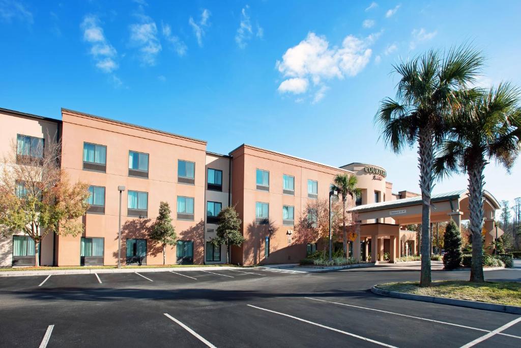 an empty parking lot in front of a building at Courtyard by Marriott St. Augustine I-95 in St. Augustine
