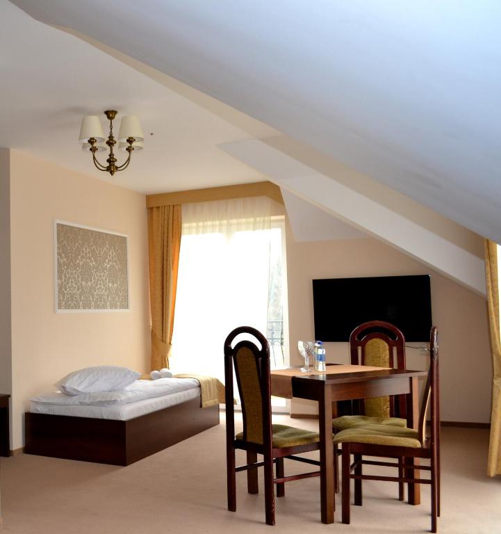 Televízia a/alebo spoločenská miestnosť v ubytovaní Hotel - Restauracja Koral
