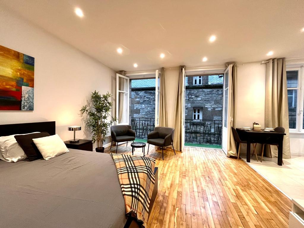 - une chambre avec un lit, un bureau et un piano dans l'établissement Superbe Grand Studio avec balcon Intra-Muros, à Saint-Malo