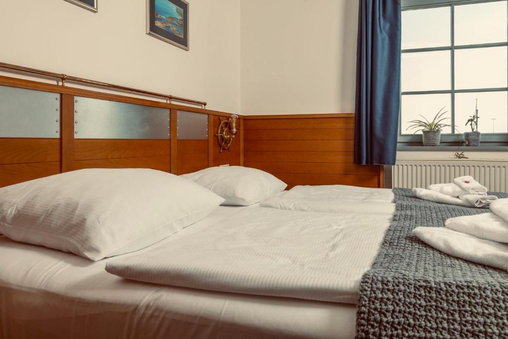 Postel nebo postele na pokoji v ubytování Hiddenseer Hotel