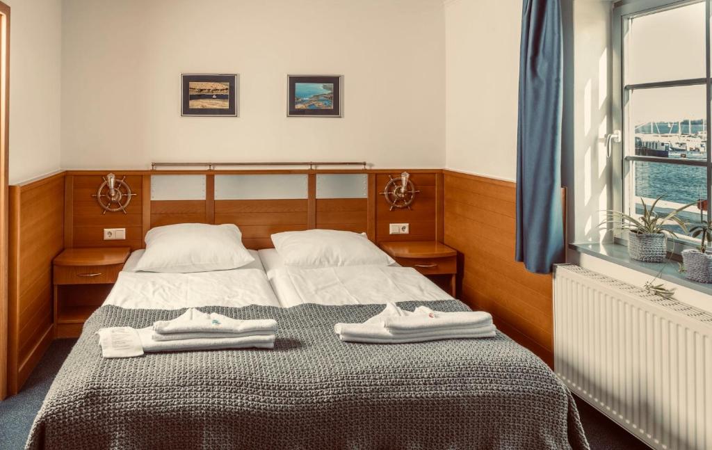 Postel nebo postele na pokoji v ubytování Hiddenseer Hotel