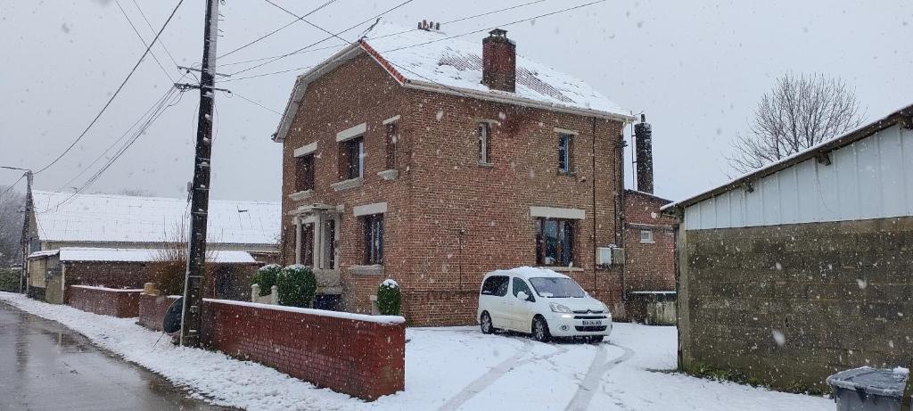 a white van parked in front of a brick building at LE BIEn Zen in Lebiez