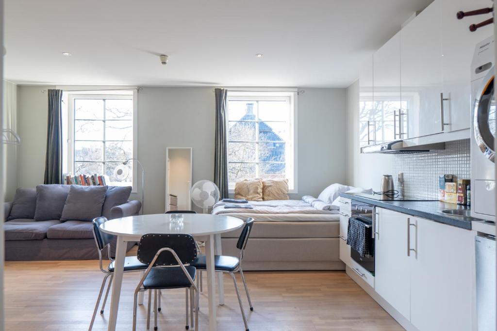 Η κουζίνα ή μικρή κουζίνα στο Bright and modern apartment on a quiet street