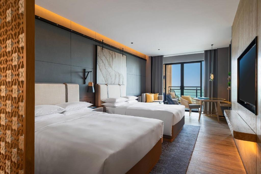 Postel nebo postele na pokoji v ubytování Renaissance Xiamen Hotel