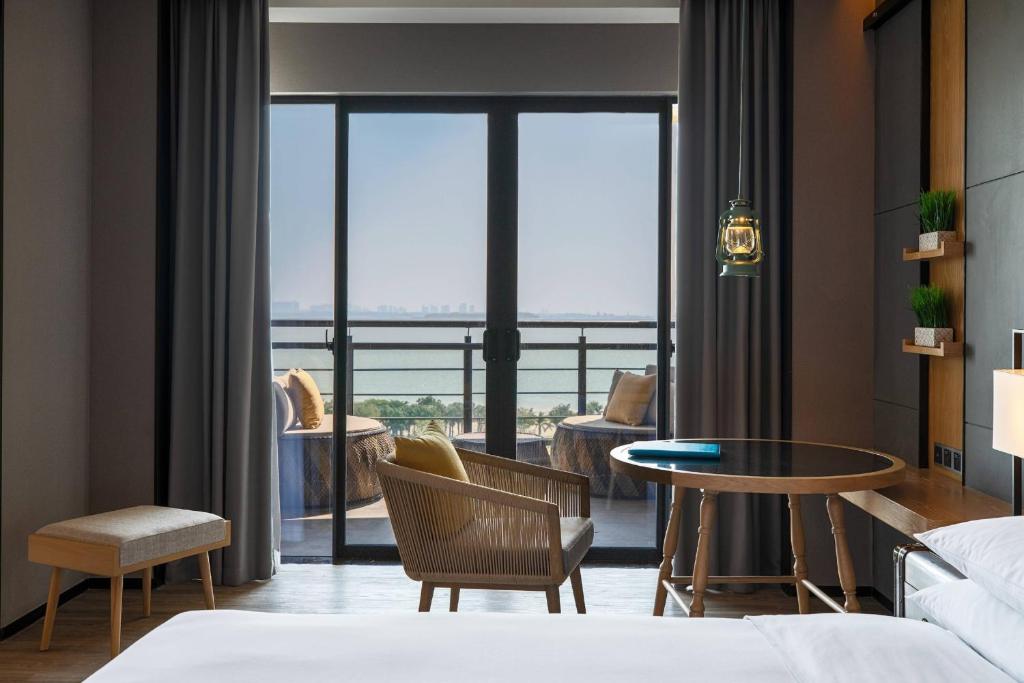 Postel nebo postele na pokoji v ubytování Renaissance Xiamen Hotel