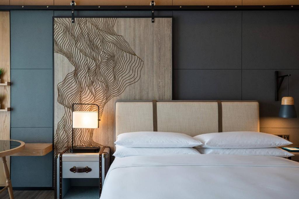 Postel nebo postele na pokoji v ubytování Renaissance Xiamen Hotel