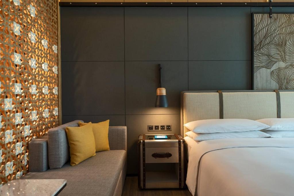 Postel nebo postele na pokoji v ubytování Renaissance Xiamen Hotel
