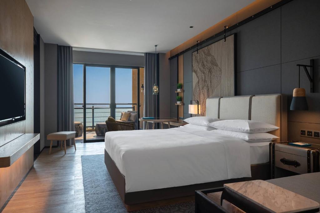 Postel nebo postele na pokoji v ubytování Renaissance Xiamen Hotel