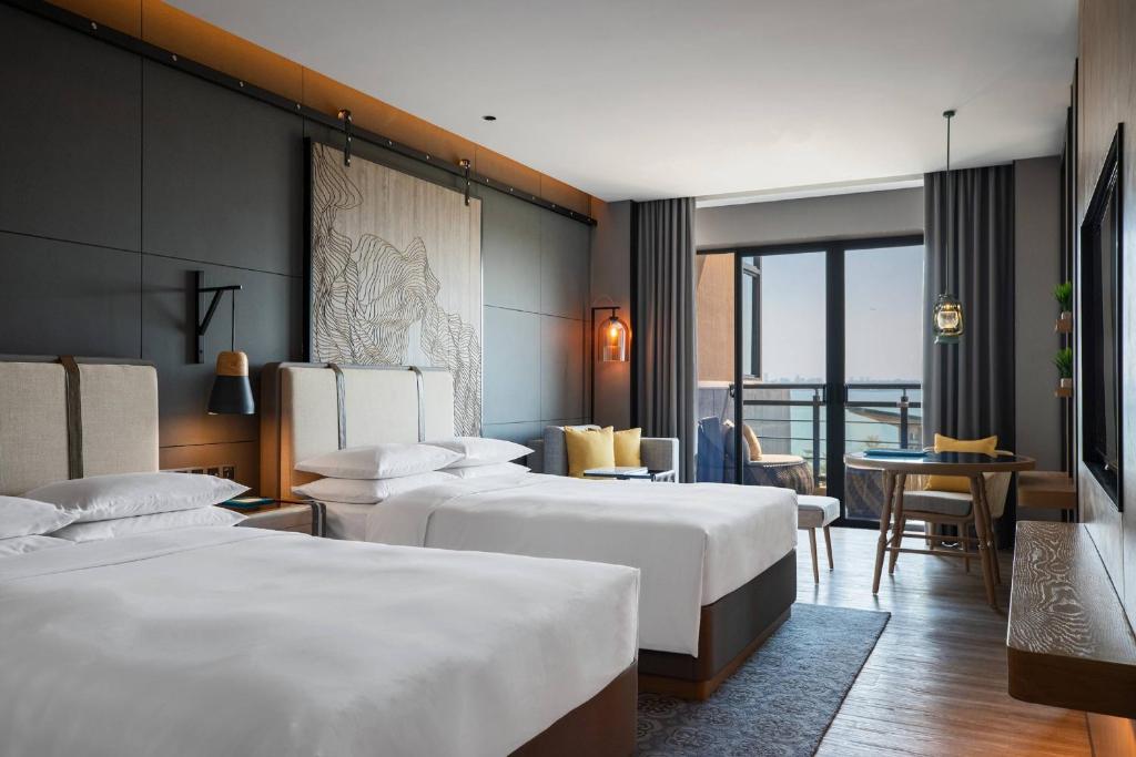 Postel nebo postele na pokoji v ubytování Renaissance Xiamen Hotel