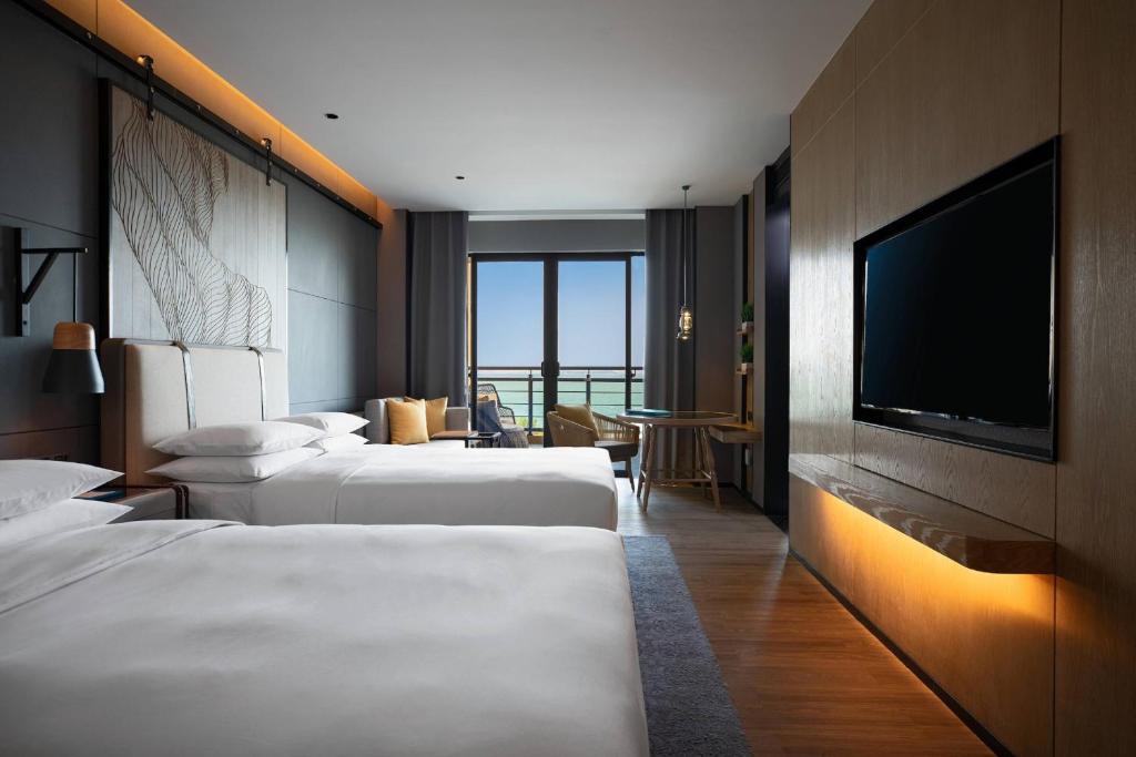 Postel nebo postele na pokoji v ubytování Renaissance Xiamen Hotel
