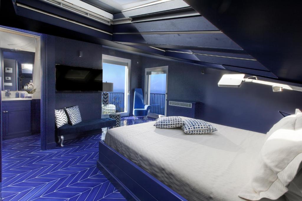 Ένα ή περισσότερα κρεβάτια σε δωμάτιο στο Estate4home - Villa Blue Skyline