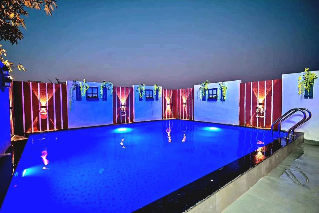Bazén v ubytování ll EMPYREAN STAY ll AIRAWAT VILLA ll 2BHK ll AC ll PRIVATE POOL ll WIFI ll nebo v jeho okolí
