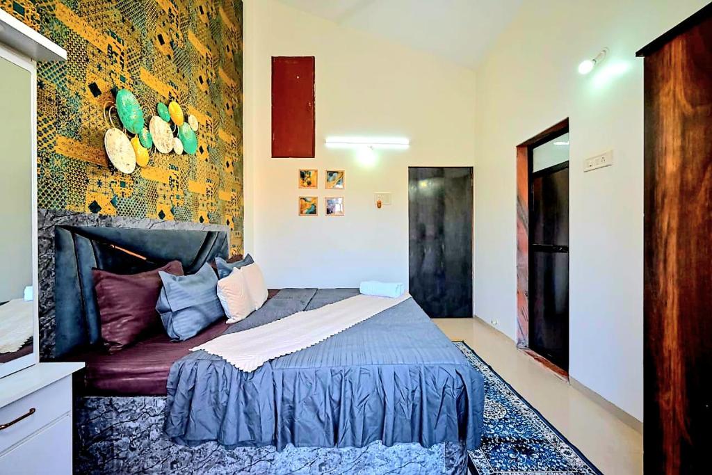 Postel nebo postele na pokoji v ubytování ll EMPYREAN STAY ll AIRAWAT VILLA ll 2BHK ll AC ll PRIVATE POOL ll WIFI ll